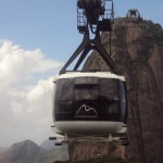 How many passengers can Sugar Loaf cable cars in Rio de Janeiro take
