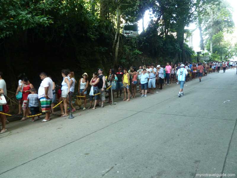 visitors-standing-in-line-corcovado-mountain-